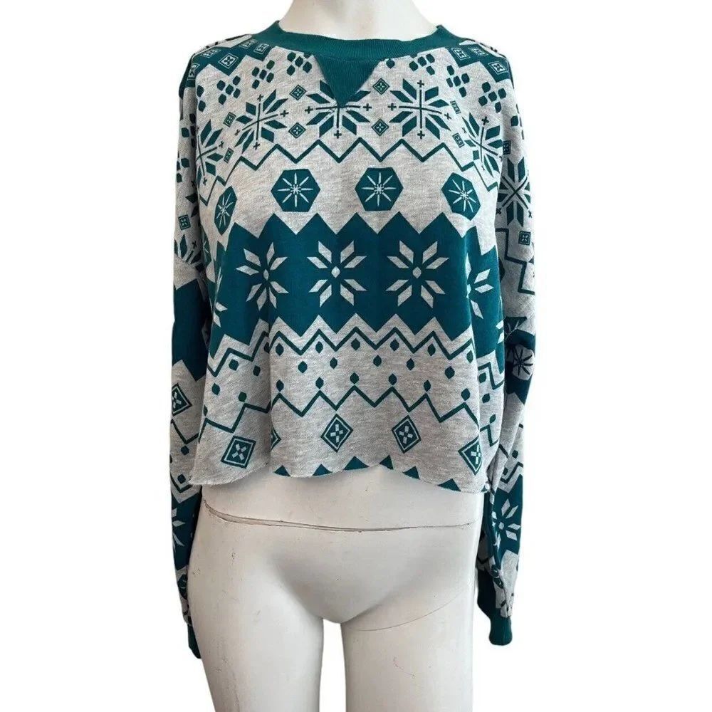 Colsie Ladies M Pajama Top Crop Long Sleeve Fleece NWT Green Snowflakes Oversize